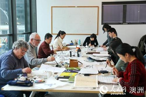 中国侨网书画培训班学员习练中国书法(摄影 张健勇)