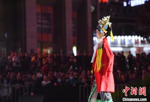 中国侨网模特正在进行时装走秀。 陈超 摄