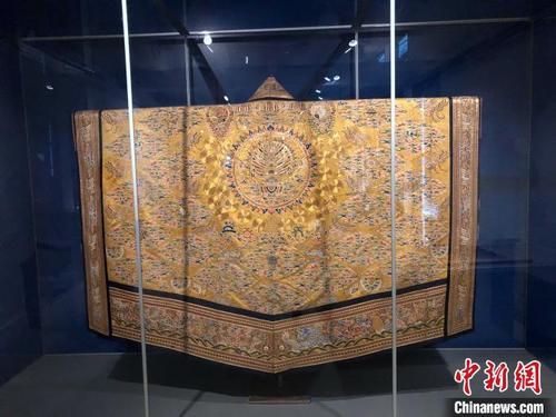 中国侨网德国纺织博物馆在“金线龙”特展中展出的中国古代纺织珍品　主办方供图