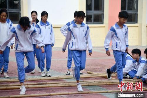 中国侨网图为昌江民族中学，学生在跳竹竿舞。凌楠 摄