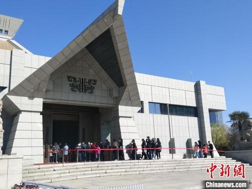 中国侨网河南博物院入口处，游客排队等候入场。　杨大勇　摄