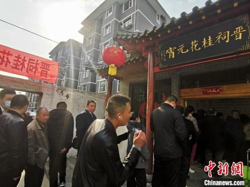 中国侨网晋祠桂花元宵店，买元宵的人排起了长队。　高瑞峰　摄
