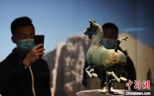 中国侨网图为甘肃省博物馆展出铜奔马。（资料图）　杨艳敏　摄