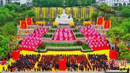 中国侨网华夏儿女湖北远安共祭嫘祖。 周星亮 摄