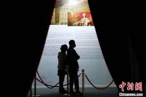 中国侨网凡尔赛宫中国巡展吸引沪上观众 。 汤彦俊 摄
