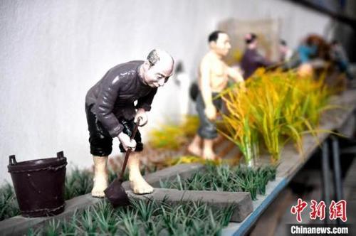 中国侨网在民俗风情雕塑馆内，展出了蔡国云创作的一组反映春耕生产的雕塑作品。　吕明　摄