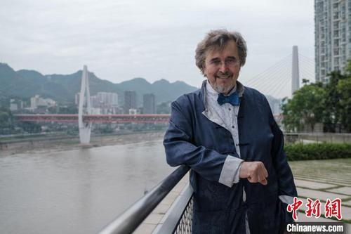 中国侨网图为彼得·利兹在重庆，背后是东水门长江大桥。　何蓬磊　摄