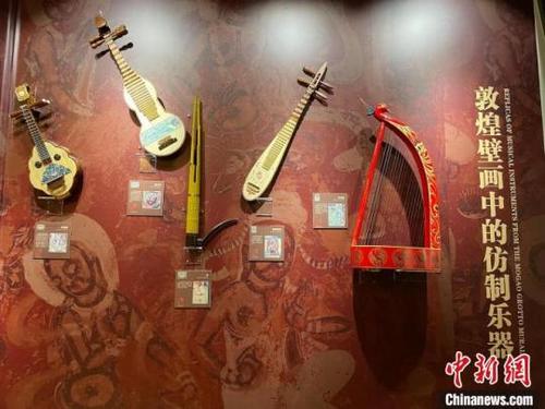 中国侨网图为敦煌壁画中的仿制乐器。江杨烨摄