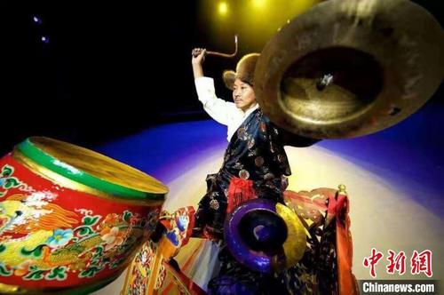 中国侨网图为扎西旺杰正在进行藏戏鼓钹演奏。　受访者供图