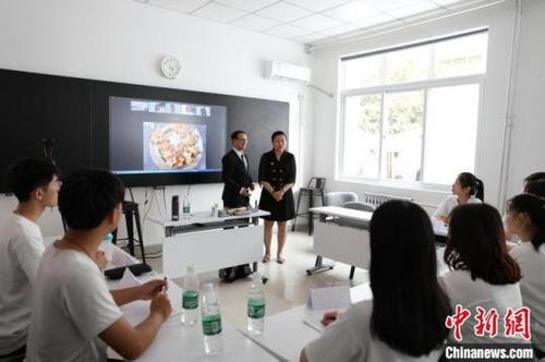 中国侨网图为学员在郑州法语联盟上课 韩章云 摄
