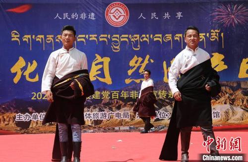 中国侨网图为青年展示藏族服饰。　张添福　摄