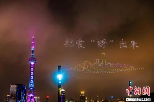 中国侨网无人机表演为展览预热 上海抱朴美术馆供图