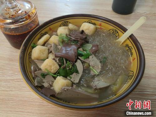 中国侨网线下店售卖的鸭血粉丝汤。中新网 左雨晴 摄