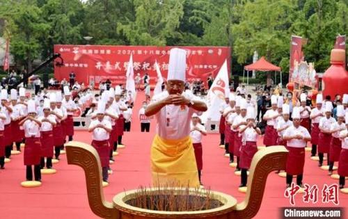 中国侨网德高望重的彭祖传人、中国烹饪大师王献立率领众厨师们集体祭拜彭祖。朱志庚 摄