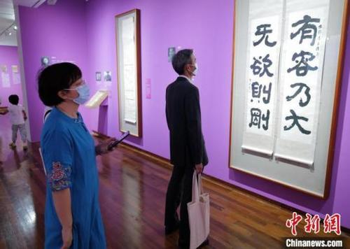 中国侨网图为嘉宾参观展览。陈文摄