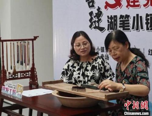 坚守制笔技艺四十余年：非遗传承人于传承中探索创新-中国侨网 - Vimarsana News