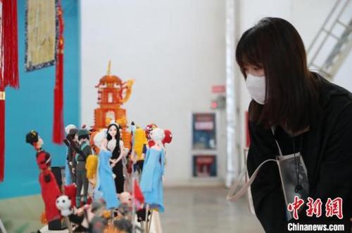中国侨网市民正在观赏冯刚的面塑。于晶 摄