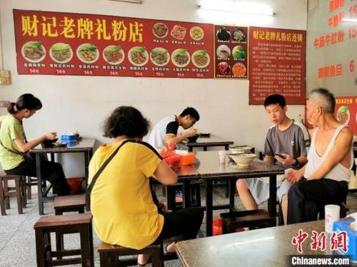 中国侨网恩平老牌礼粉店是食客日常“打卡点”。李晓春 摄