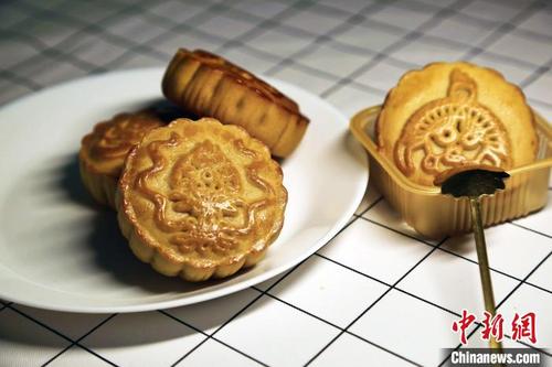 中国侨网宁夏大学民族学与文化产业研究院的师生研发的宁夏文创月饼。　受访者供图