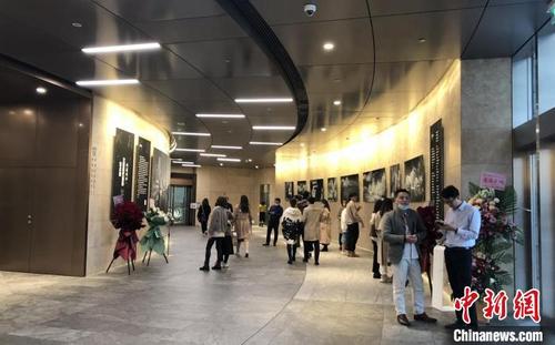 中国侨网在陆家嘴地标建筑公共空间举行的摄影艺术展吸引了众多年轻人。 受访者供图