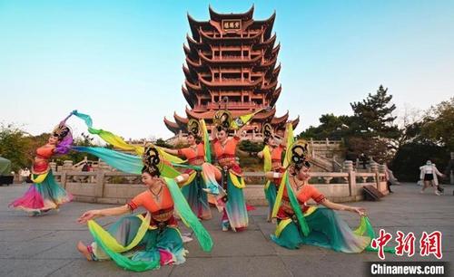 中国侨网11月27日，伴着幽幽古乐，“飞天仙子”在“江南三大名楼”之一的黄鹤楼前演绎敦煌舞。　甘肃省文化和旅游厅供图