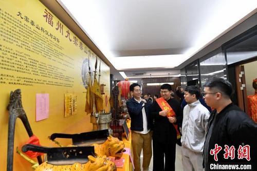 中国侨网图为台湾青年参观福州九案泰山信俗文物展。　吕明 摄