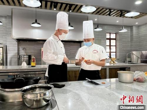 中国侨网刘灶城（右） 广州市增城区委宣传部 供图