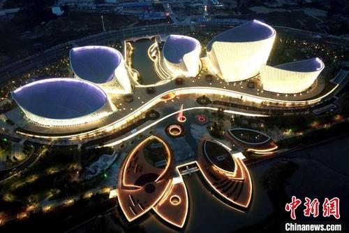 中国侨网俯瞰海峡文化艺术中心夜景。　王东明 摄