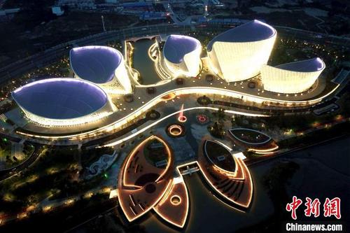 中国侨网俯瞰海峡文化艺术中心夜景。 王东明 摄