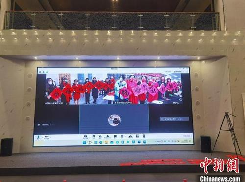 中国侨网图为日本书画家在日本东京通过网络视频展示新春祝福书画作品。 石磊 摄
