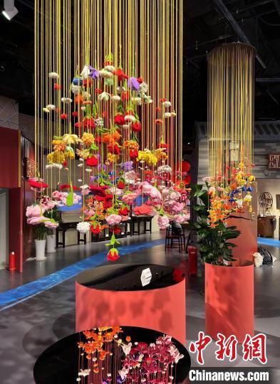 中国侨网海派绒线作品《绒之百花·春之镜像》 郭建晨 供图