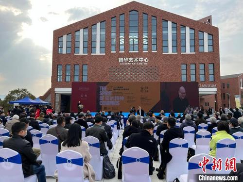中国侨网因疫情原因延期举办的“瓷的精神”——2021景德镇国际陶瓷艺术双年展28日在江西景德镇开幕。　李韵涵　摄