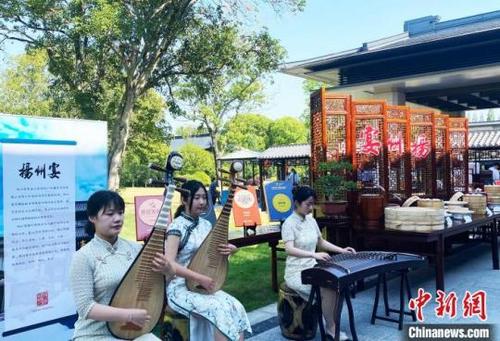 中国侨网6月17日，第四届中国早茶文化节开幕，扬州上演视觉和味觉盛宴。崔佳明摄