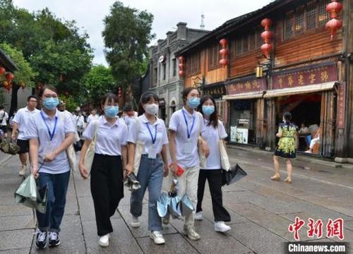 中国侨网图为研学营的学生在福州三坊七巷历史文化街区南后街参观。张斌摄