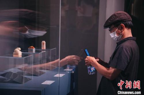 中国侨网经评委评选,评出130件优秀作品参展。李南轩 摄