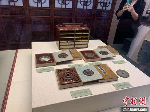 中国侨网8月8日，“清乾隆款仿古铜镜”在沈阳故宫敬典阁展出。　韩宏　摄