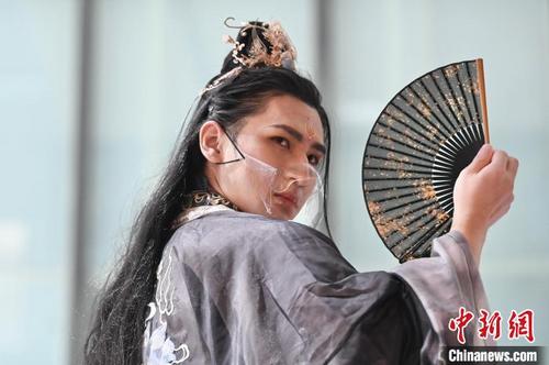 中国侨网身穿汉服的参赛者进行表演。 李志华 摄