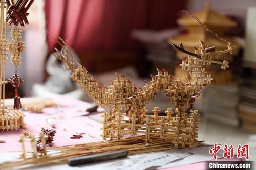 中国侨网赵润生的高粱秸秆作品《巨龙腾飞》　郄晓伟　摄
