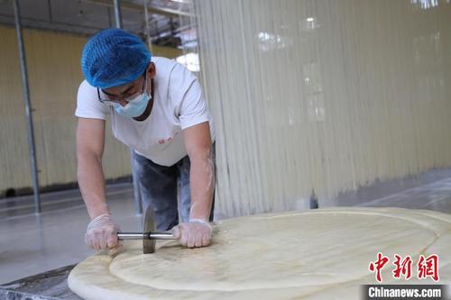 中国侨网工人正在对醒好的面进行做条。　齐红雨 摄