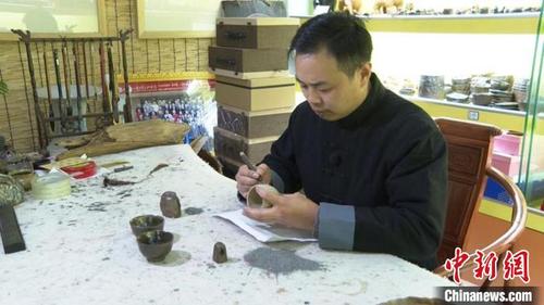 中国侨网蒋继涛正在雕刻陶艺品。　巨野县委宣传部供图