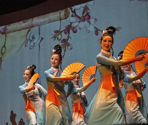 中国侨网由东方艺术团舞蹈团演出的古典舞《醉春风》。（美国《芝加哥华语论坛》报/张大卫 摄）
