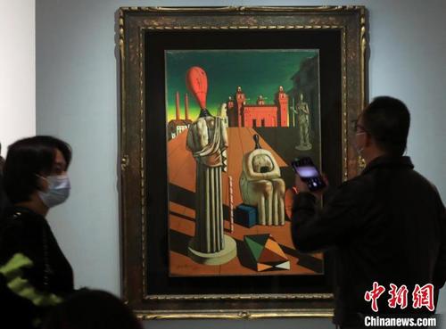 中国侨网参观者观看展出作品《令人不安的缪斯》。 王磊 摄