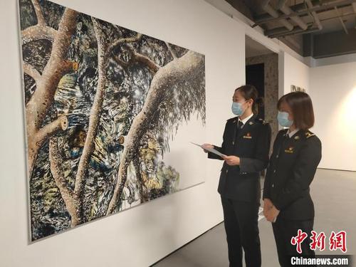 中国侨网图为天竺海关关员在对入区艺术品进行现场监管。　马颐琳　摄
