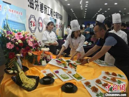 中国侨网图为扬州大学中餐繁荣基地展示中华美食。(资料图)崔佳明摄