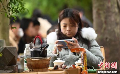 中国侨网在茶馆里煮茶的市民。　　安源　摄