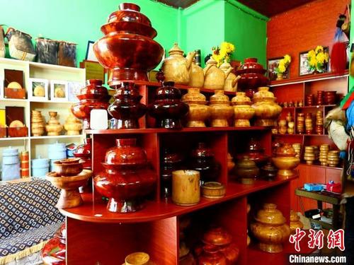 中国侨网图为各种木碗成品。 邓巴 摄