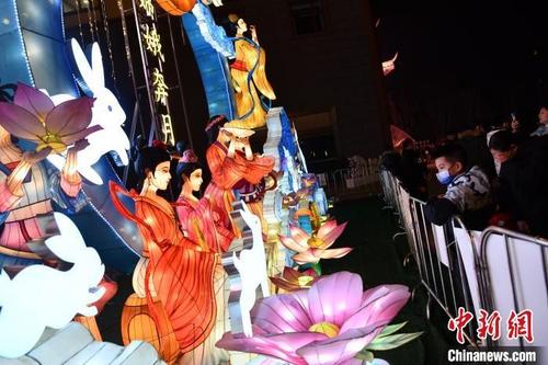 中国侨网“嫦娥奔月”主题灯组。 张浪 摄