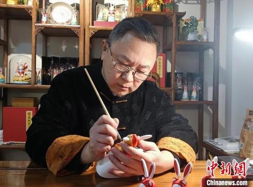 中国侨网杨峰正在为“兔子王”上色。　祁见月　摄