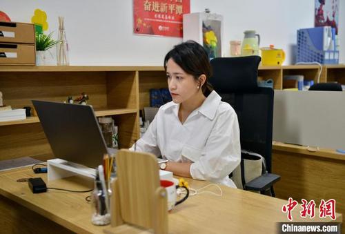 中国侨网图为俞秀秀正在进行英文新闻校对以及海外平台英文推文校审工作。　张斌　摄