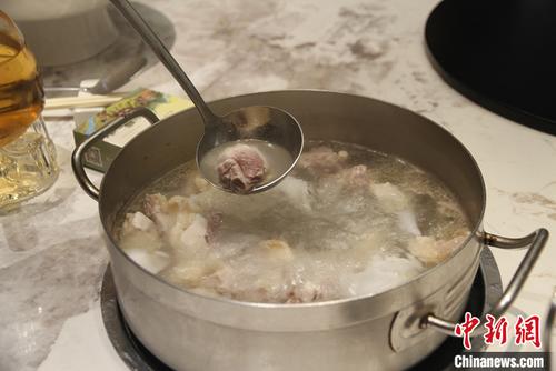 中国侨网图为1月12日拍摄的海南椰子鸡火锅。 中新社记者 符宇群 摄